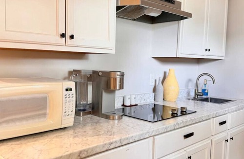 Wetmore Condo | Modern Guest Suite near Medical Center/La Cantera