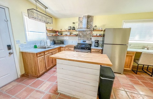 Casas Adobes Estates House | Modern Guesthouse Da Vinci with a Pool & Mountain Views