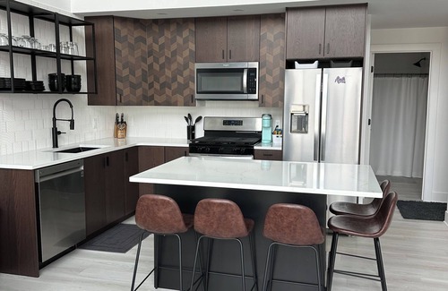 Lakeview House | Modern Guesthouse on the lake with hot tub and pickleball court.