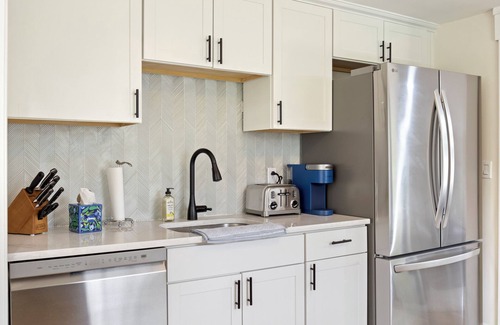 Town of Southampton House | Modern Hamptons Getaway: 5 minutes to the Beach and Restaurants!