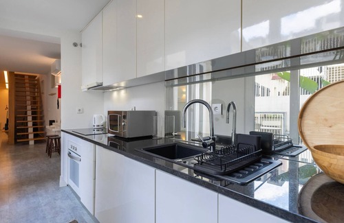 Santos House | Modern & Hidden Apartment by LovelyStay