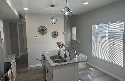 Near East Columbus House | Modern Hidden Gem! Minutes from Downtown Columbus