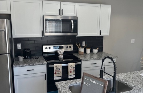 Near East Columbus House | Modern Hidden Gem! Minutes from Downtown Columbus