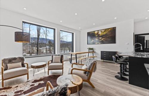 Moscow House | Modern Hideaway Chefs Kitchen & Sauna 15min to Ski
