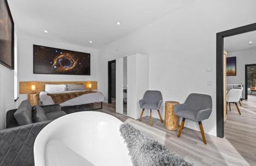 Moscow House | Modern Hideaway Chefs Kitchen & Sauna 15min to Ski