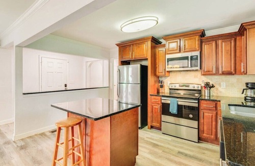 Mountain Brooke House | Modern Hideaway Sleeps 14, Backyard & WiFi
