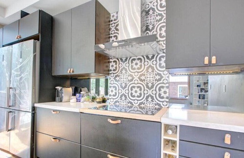 East York House | Modern, high-end home, LOTs of natural lighting - 10 Min to Downtown!
