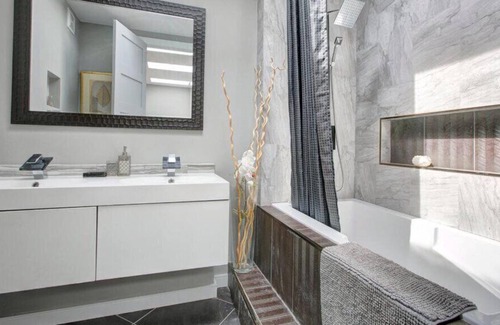 East York House | Modern, high-end home, LOTs of natural lighting - 10 Min to Downtown!