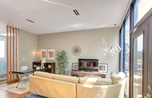 East York House | Modern, high-end home, LOTs of natural lighting - 10 Min to Downtown!