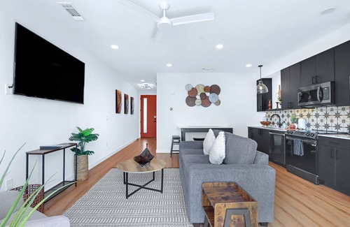 New Braunfels Condo | Modern Hill Country Condo for 4 w/Resort Perks!