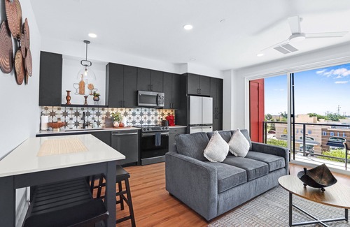 New Braunfels Condo | Modern Hill Country Condo for 4 w/Resort Perks!