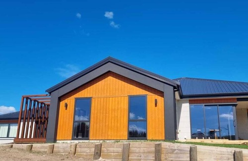 Ngongotaha House | Modern Hilltop Retreat with Mountain Views