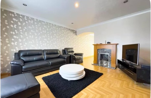 Basildon House | Modern Holiday Home 3bed