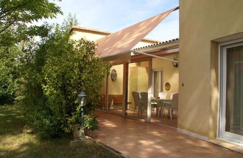 Pays-de-Belves House | Modern Holiday Home in Belv s with swimming pool
