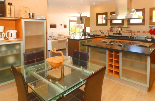 Es Palmer Villa | Modern Holiday Home "Son Vigili" with Wi-Fi, Garden, Terrace & Pool