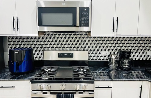Little Village House | MODERN HOME: 4BD & 3 FULL BATHS, WFH Setup, Public Transit, 15 Mins to Downtown!