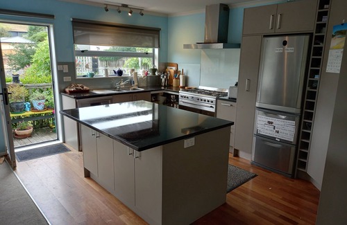 Maraetai House | Modern home 5 minutes to the beach, surrounded by native bush
