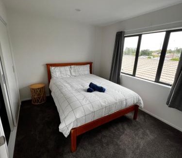 Te Atatu South House | Modern Home by the Reserve