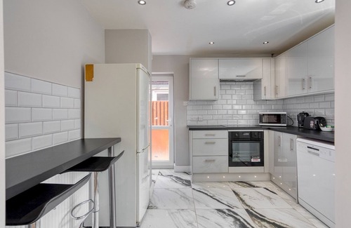 Trafford House | Modern Home *Close to Airport & Hospital* | Pass the Keys