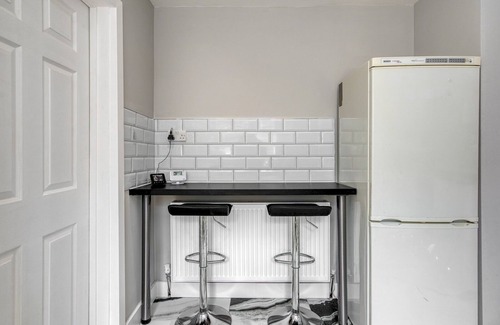 Trafford House | Modern Home *Close to Airport & Hospital* | Pass the Keys