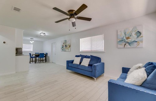 Edinburg House | Modern Home in Edinburg Half-Mi Walk to UTRGV!