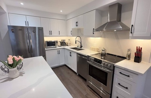 Richmond Hill House | Modern Home in Prime Location with Parking