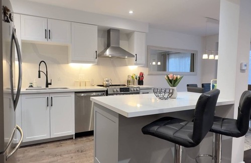 Richmond Hill House | Modern Home in Prime Location with Parking