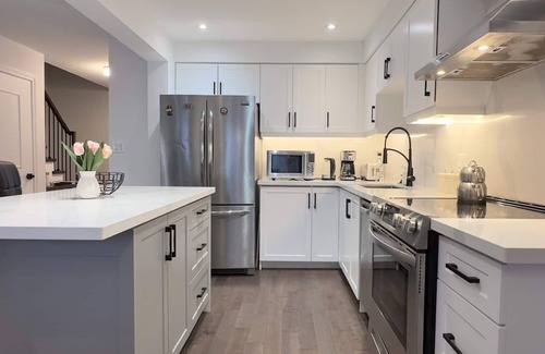 Richmond Hill House | Modern Home in Prime Location with Parking