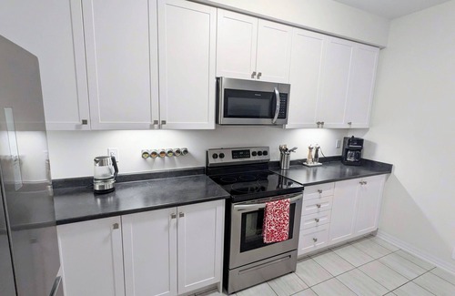 Newmarket House | Modern home in prime Newmarket location close to mall, transit and trails