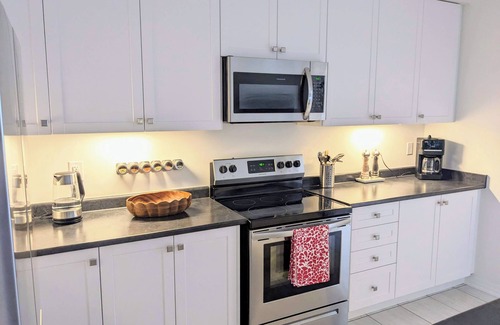 Newmarket House | Modern home in prime Newmarket location close to mall, transit and trails