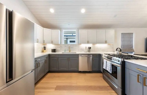 Holly House | Modern Home, Laundry, Parking!Ideal for Long Stays