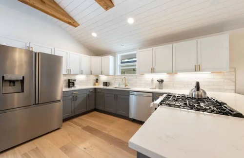 Holly House | Modern Home, Laundry, Parking!Ideal for Long Stays