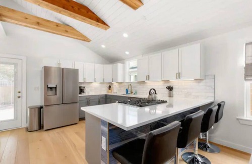 Holly House | Modern Home, Laundry, Parking!Ideal for Long Stays