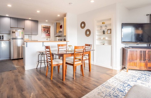 Oakland House | Modern Home Near Oakland Zoo
