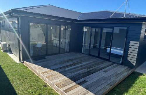 Taradale House | Modern & Homely - Double Garage