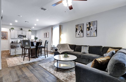 Converse House | Modern Hot Tub Escape | Yard BBQ Pets Games WiFi