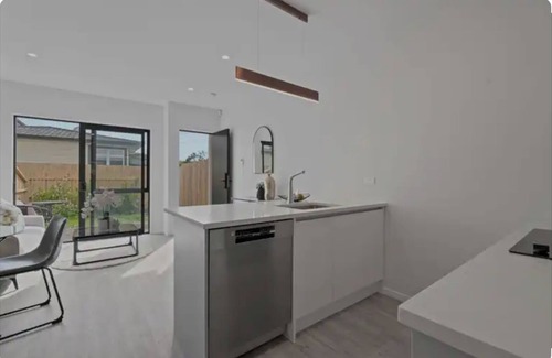 Orewa House | Modern house in Orewa close to the beach, cafes, restaurants and entertaintment