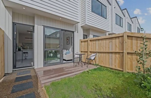 Orewa House | Modern house in Orewa close to the beach, cafes, restaurants and entertaintment
