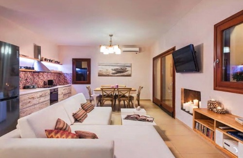 Fira House | Modern house in the center of Fira 4 -5 guests