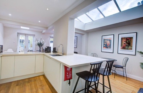 Wimbledon House | Modern House in West Wimbledon with office and parking