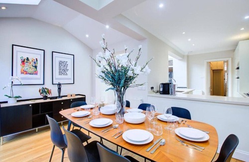 Wimbledon House | Modern House in West Wimbledon with office and parking