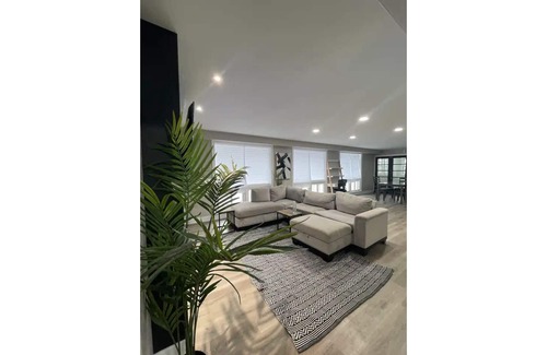Calumet Heights House | Modern House Near Downtown 8ppl