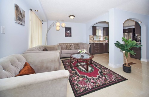Richmond Hill House | Modern House, Private Gym Garden & 4 Parking for Your Family