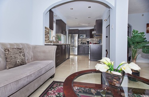 Richmond Hill House | Modern House, Private Gym Garden & 4 Parking for Your Family