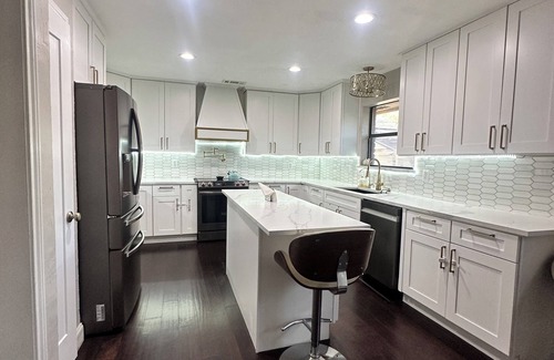 Garland House | Modern House with Outdoor Space Family & Group Friendly in DFW