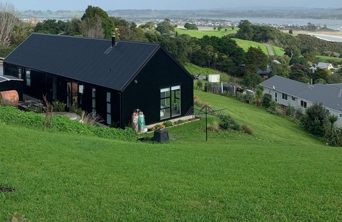 Mahurangi West House | Modern house with views in Ti Point