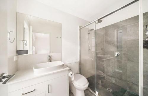 Redcliffe House | Modern in Margate with Pool