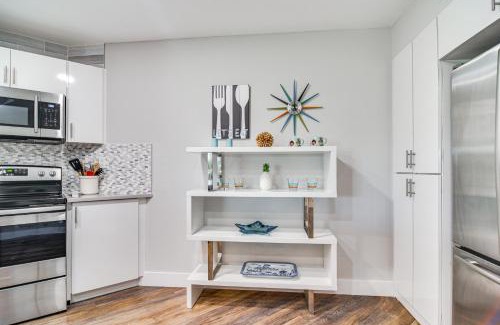 Isla del Sol Apartment | Modern Isla Del Sol Condo Walk to St Pete Beach!