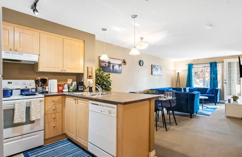 Southwest Edmonton Condo | Modern King Bed Suite W/Dsy,Wifi,UGPrkg Enjoy