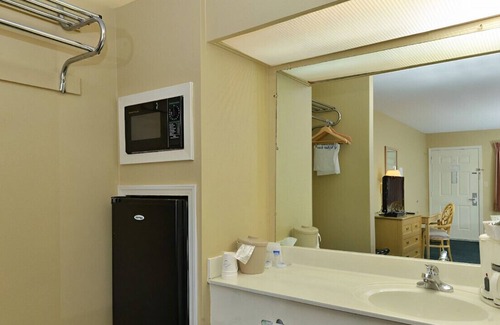 Meridian House | Modern King Room w/ Elegant Ambiance! Free WiFi